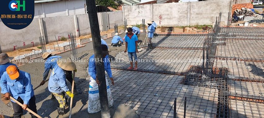 Tiến hành đổ bê tông biệt thự 2 tầng cổ điển