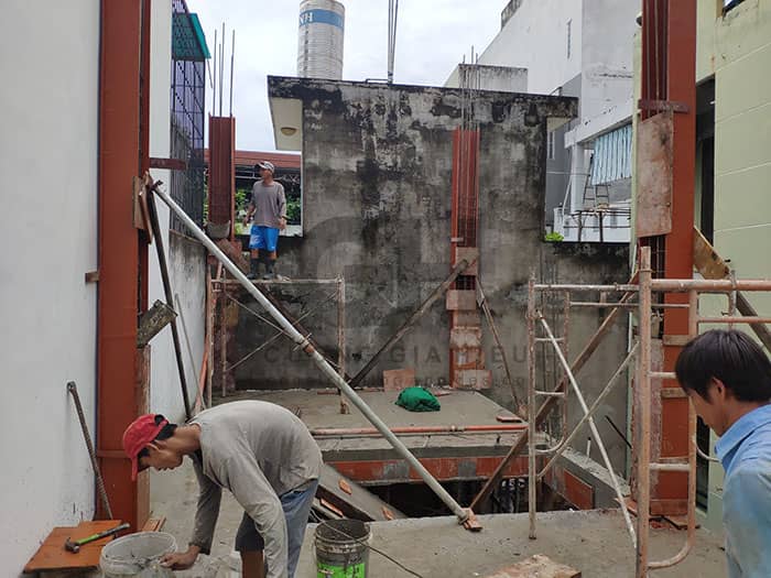 đổ bê tông cột tầng 2 nhà phố hiện đại 5 tầng 4x12m quận Tân Phú