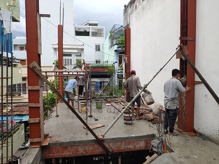 đổ bê tông cột tầng 2 nhà phố hiện đại 5 tầng quận Tân Phú
