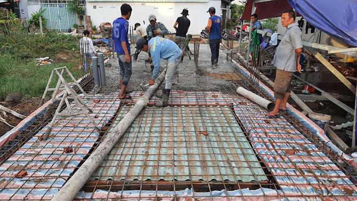 Hình ảnh thi công thực tế xây dựng nhà phố 4x15m đổ bê tông tầng trệt 