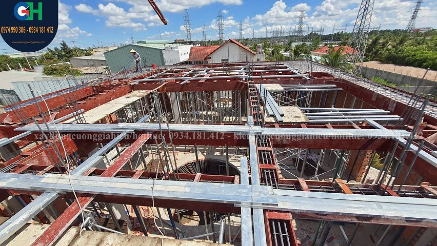 Kết cấu đổ bê tông tầng một biệt thự 2 tầng cổ điển