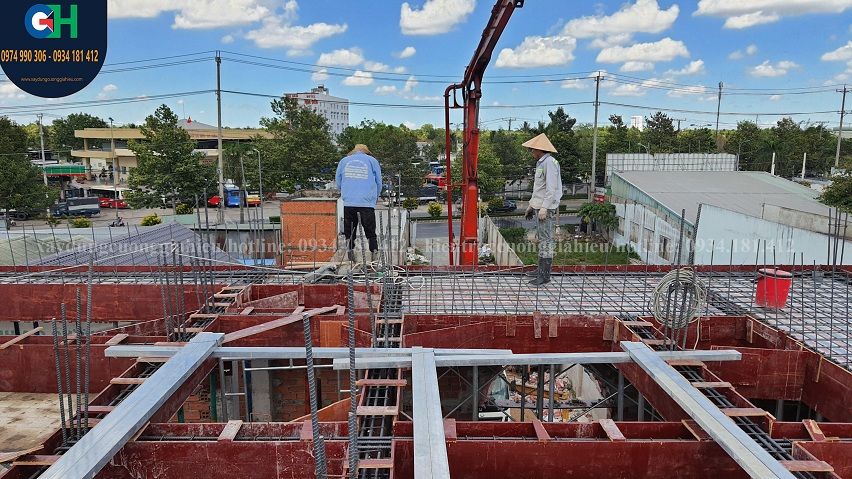 Quá trình đổ bê tông tầng một biệt thự 2 tầng cổ điển