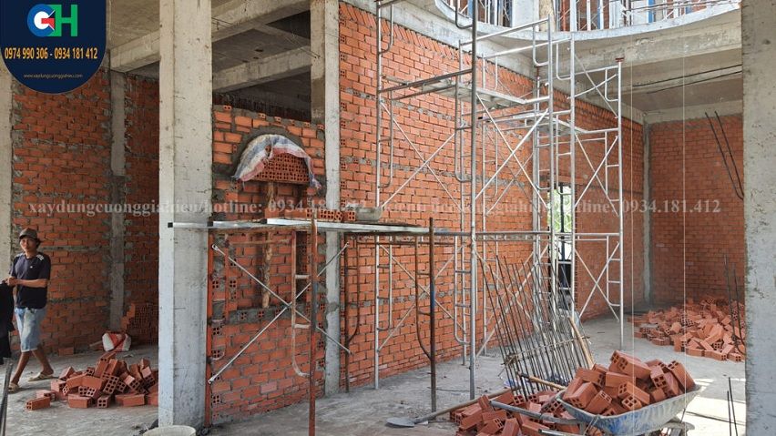 Xây tường bên trong biệt thự 2 tầng cổ điển